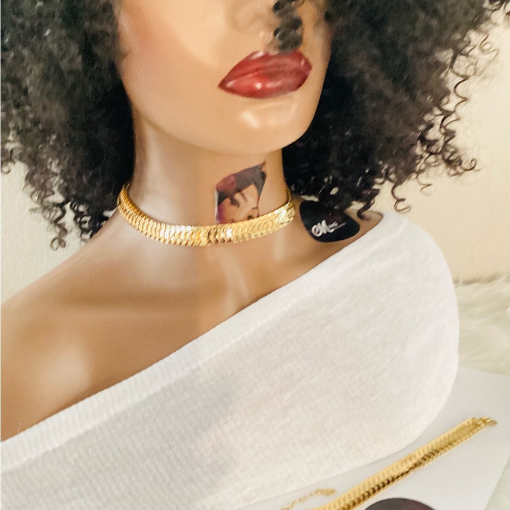 Flat necklaces sets, elegance. They're designed to sit flat against your skin,